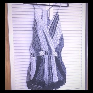 White 🤍and blue 💙 printed Romper⭐️EUC